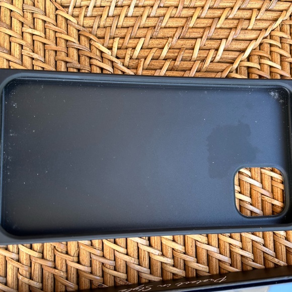 FLAUNT iPhone 11 Case With Grip - Picture 3 of 5